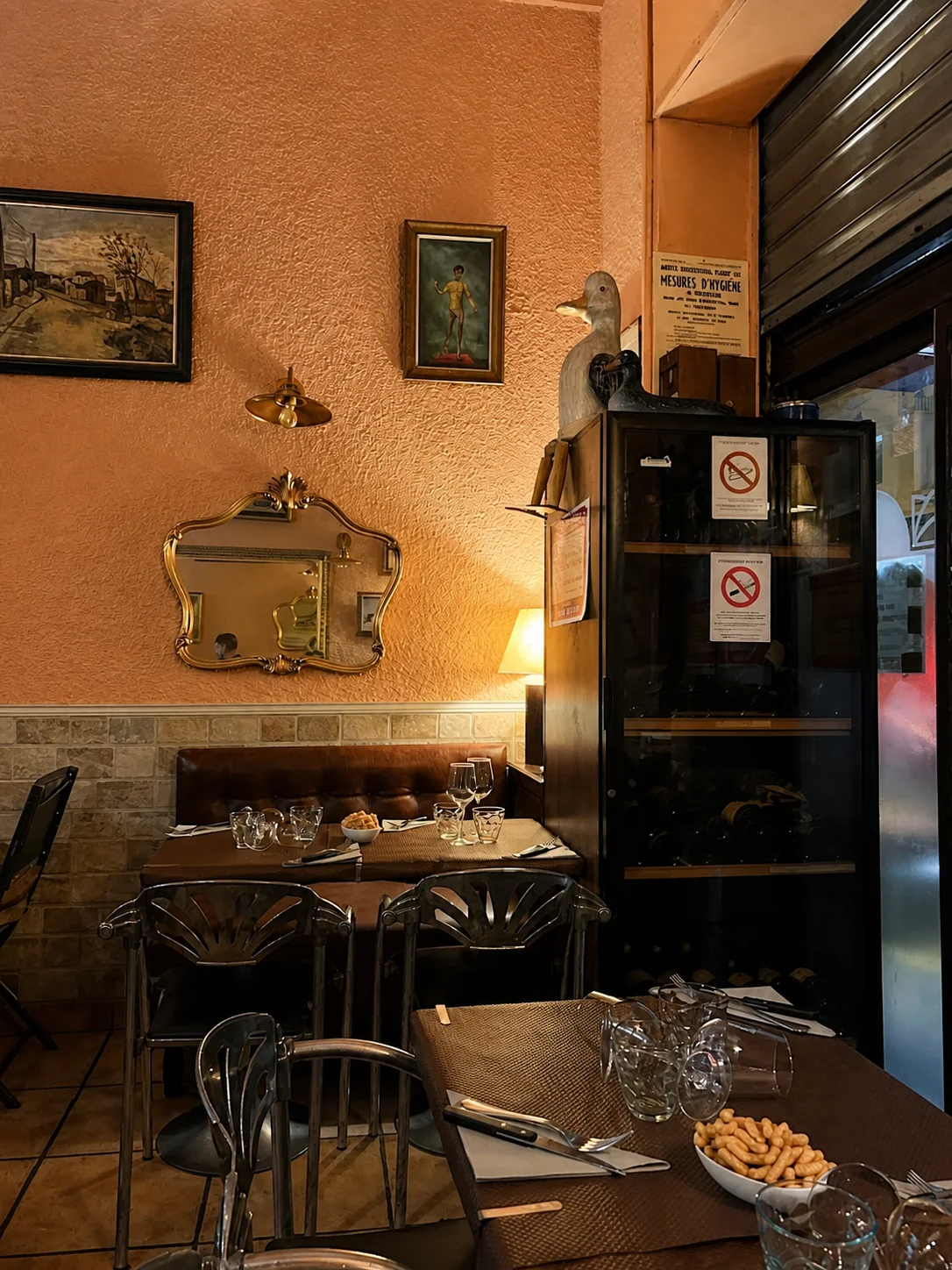 La petite salle chaleureuse de La Route du Miam