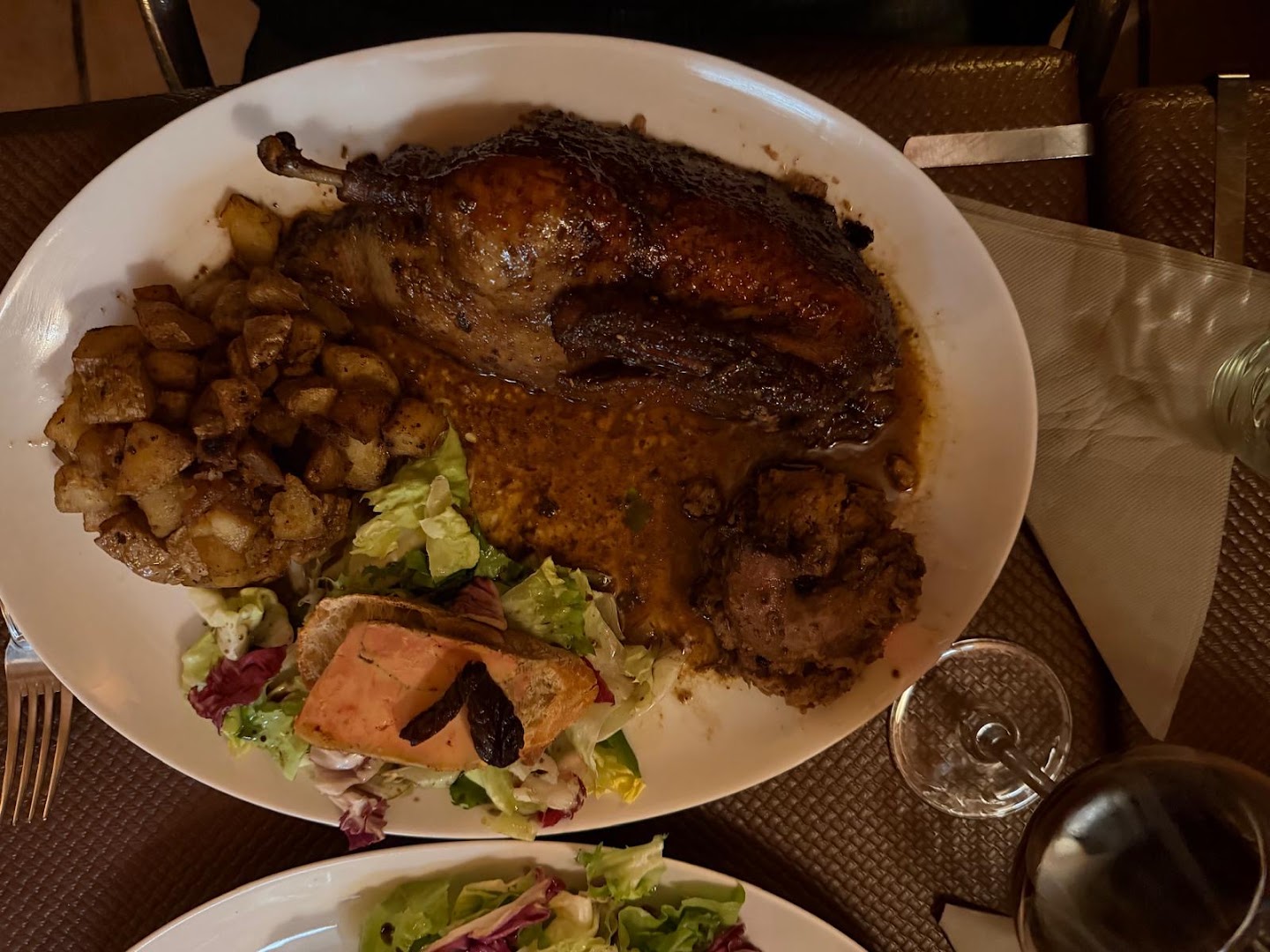 Canard rôti, pommes de terre et foie gras