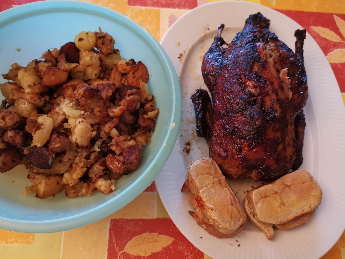 Un canard rôti avec pommes de terre et foie gras